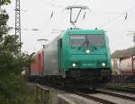 Die 185 609-5 und die 185 392-8 fuhren am 12.10.2010 durch Duisburg Neudorf.