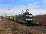 Die 185 572 am 12.03.2011 mit einem Containerzug unterwegs bei Obertraubling.