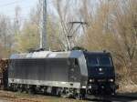die Schwarze Witwe alias 185 547-7 von MRCE steht mit ihrem Holzzug von Rostock-Bramow nach Stendal-Niedergrne im Bahnhof Rostock-Bramow und hat auf die Ausfahrt gewartet.(04.04.2011) 