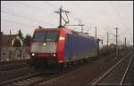 Unter grauen Wolken und eisigen Wind gehts am 26.11.2011 fr 185-CL 003, die zur Zeit bei der TWE Bahnbetriebs-GmbH im Einsatz ist, mit einem Containerzug am S-Bahnhof Halle Messe vorbei weiter