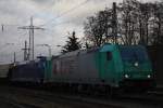 LTE 185 608+MGW 185 642 (i.E. fr LTE) am 18.12.11 mit einem Getreidezug bei der Durchfahrt durch Ratingen-Lintorf.