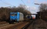 185 520 mit einem Containerzug am 04.02.2012 in Ahlten.