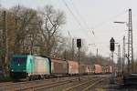 Schenker Mietlok 185 607 am 27.3.12 mit dem 51074 von Neukirchen Saar nach Bremen Inlandshafen bei der Durchfahrt durch Ratingen-Lintorf.