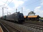 185 570-9 ist mit einem Containerzug bei Marchtrenk Richtung Linz unterwegs; 120704