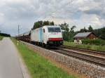 Die 185 636 mit einem Getreidezug am 08.07.2012 unterwegs bei Vilshofen.