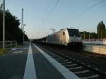 Am 25.07.2012 kam 185 674 mit einem leeren Autozug durch den Bahnhof Elze.