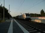 Am 25.07.2012 kam 185 686 mit einem Containerzug durch den Bahnhof Elze.