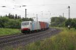 Neuer Tag, neuer Fotostandort ausprobiert. Wie fr den Sommer 2012 typisch ein Tag in Grau und Grau und nass. Bei Gtzenhof/Fulda fuhr uns als erstes 185 638-4 mit Containerzug in Fahrtrichtung Sden vor die Linse. Aufgenommen am 13.07.2012.