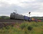 185 570-9 mit Containerzug in Fahrtrichtung Sden.