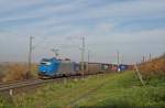 185 515-4 (Railtraxx) legt sich mit dem Spedirail/Magetra-KV bei Rheinweiler in die Kurve.