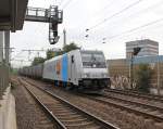 Der sog. Nievenheimer-Zug gezogen von Novelis 185 696-2 in Richtung Seelze. Aufgenommen am 08.09.2012 in Hannover Linden-Fischerhof.