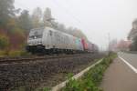 Mit Lichtgru kam 185 671-5 mit ihrem KLV-Zug aus dm Nebel in Richtung Sden. Aufgenommen am 11.10.2012 bei Kleinvach.