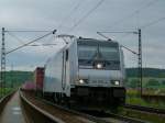 185 676 der Rurtalbahn (Railpool) fhrt am 24.05.13 mit einem Containerzug ber die Mariaorter Brcke bei Regensburg Prfening.