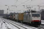 Railpool/RTB 185 639 am 26.1.13 mit einem Containerzug in Dsseldorf-Rath.