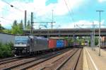 185 557-6 mit einem Containerzug in Harburg Richtung Maschen, aufgenommen am 31. Juli 2013.