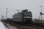 MRCE/CFL Cargo 185 552 am 24.2.13 mit einem Stahlzug in Neuss-Allerheiligen.