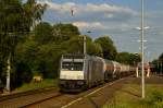 Aus Richtung Kln kommt die Railpool 185 692-1 mit einem Flssiggaswagenzug durch den Bahnhof Rommerskirchen gefahren.