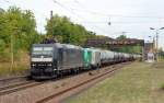 185 557 fuhr am 08.09.13 mit einem Kesselwagenzug und Wagenlok 437001 durch Schkopau Richtung Grokorbetha.