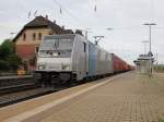 Berliner Fuballfan zeigt Flagge in seinem Tfz. 185 671-5 mit Containerzug in Fahrtrichtung Sden. Aufgenommen am 02.06.2013 in Eichenberg.