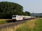 Die 185 579 mit einem Silozug am 06.07.2013 unterwegs bei Himmelstadt.