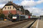 Die 185 571-7 von MRCE durchfhrt am 24.10.2013 mit einem Containerzug den Bahnhof Eichenberg von Hamburg kommend Richtung Sden ber Eschwege.