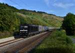 185 563 mit einem Containerzug am 28.09.2013 bei Gambach.