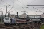 Lokomotion 185 663 verlsst am 28.6.13 nach der Ankunft mit ihrem Sonderzug Dsseldorf-Flughafen in Richtung Abstellbahnhof.