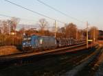 Die 185 529 mit einem Autozug am 23.02.2014 unterwegs bei Kimpling.