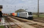 185 671-5 von Railpool ist am 26.3.2014 mit einem Containerzug Richtung Wien unterwegs. Hier bei der Durchfahrt in Kirchstetten.