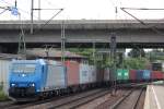 TXL 185 512 am 29.7.13 mit einem Containerzug in Hamburg-Harburg.