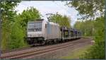 Die 185 672-3 (Railpool) mit leeren Autotransportwaggons im Gleisbogen bei Rimburg auf der Kbs 485 am 15.April 2014.