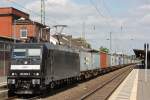 MRCE/boxXpress.de 185 566 am 6.8.13 mit einem Containerzug in Verden (Aller).