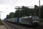 MRCE Dispolok/boxXpress.de 185 566 am 8.8.13 mit einem Containerzug in Dedensen-Gümmer.
