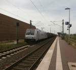 185 697-0 trägt den Namen Jolina und ist von Novelis und durchfährt mit einem gemischten Güterzug darunter auch Planenwagen von Novelis den S-Bahnhof Allerheiligen am 7.6.14   