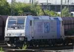 Nach der unwetterbedingten Zwangspause kommt der Betrieb langsam wieder in Gang: 185 680 von Railpool mit lecker-Technik-Beklebung im Gbf Neuss, 12.6.14.