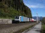 Die 185 674 und die 189 901 mit einem KLV-Zug am 18.10.2014 unterwegs bei Kufstein.