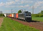 185 567 mit einem Containerzug am 24.04.2014 bei Plattling.