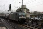 185572 fährt mit einem Tankwagen Zug am 3.2.2015 um 8.57 Uhr durch Bielefeld in Richtung Löhne.