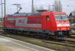 Eine 185 der IGE (91 80 6185 406-6 D-GC) wartet in Krefeld Hbf außerhalb der Halle auf ihren nächsten Einsatz (26.2.15).