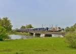 185 672 mit einem Autozug am 12.05.2015 auf der Isarbrücke bei Plattling.