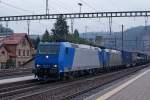 BR 185: Regenaufnahmen eines mit zwei blauen Lokomotiven der BR 185 bespannten Güterzuges bei der Durchfahrt Burgdorf am 29.