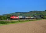 185 589 mit einem Kesselzug am 28.09.2013 bei Himmelstadt. 