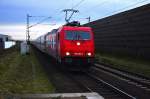 RHC 185 589-9 mit dem Kohlestaubzug, den die DE 668 am Vormittag aus Niederaussem nach Rommerskirchen gebracht hatte und dann nach Köln abgefahren hatte.
Hier ist der Zug nun bei Allerheiligen gen Neuss fahrend zu sehen. Samstag 5.12.2015