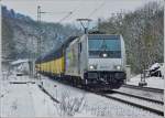 185 672-3 von RAILPOOL ist am 19.01.16 mit einen Altmann-Zug in Richtung Norden bei Vollmerz unterwegs.