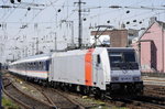 185 679-8 schiebt den RB 48-Ersatzzug von National Express aus Gleis 7 des Kölner Hbf in den Btf zur Wendepause. Aufnahme vom 2.5.16.