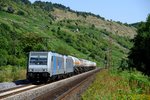 Sehr erfreut waren wir, als sich am frühen Nachmittag des 03. August 2013 diese fotogene Sonderleistung bei Gambach im Maintal blicken lies: 185 676 von Railpool im Einsatz für die Rurtalbahn hat eine kalt mitlaufende Schwesterlok im Schlepp und einen kurzen Ganzzug, bestehend aus Gaskesselwagen.