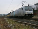 185 690-5 in Doppeltraktion mit 185 680-6 und geschlossenen ARS-Autotransportwagen in Fahrtrichtung Norden. Aufgenommen bei Ludwigsau-Friedlos am 22.01.2015.