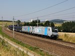 Die 185 680 und die 119 003 mit einem leeren Autozug am 14.08.2015 unterwegs bei Haiding.