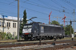 Lok 185 571-7 durchfährt den Bahnhof Pratteln.