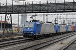 Dreifachtraktion, mit den Loks 185 535-2, 185 526-1 und 185 536-0, durchfahren den Bahnhof Pratteln.